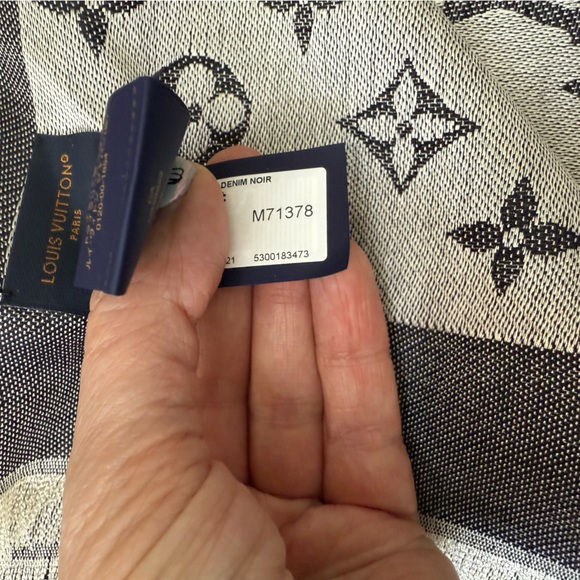 Louis Vuitton Monogram Denim Shawl - Black and White - Picture 9 of 10